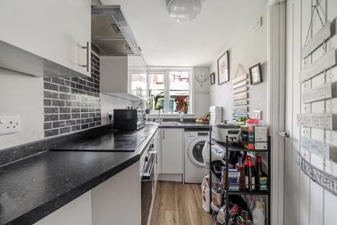 2 bedroom flat to rent, Hoyle Road, Tooting, London, SW17