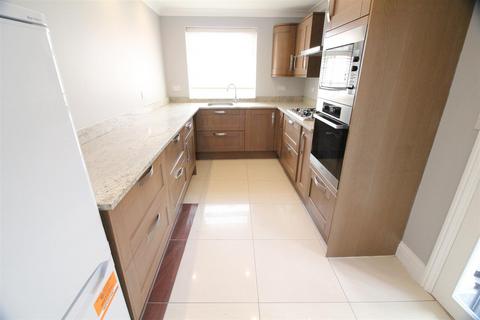4 bedroom semi-detached bungalow to rent, Camborne Way, Heston
