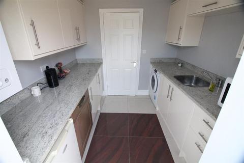 4 bedroom semi-detached bungalow to rent, Camborne Way, Heston