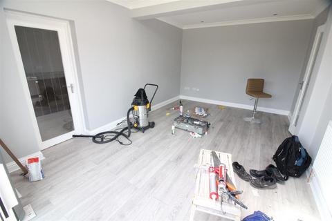 4 bedroom semi-detached bungalow to rent, Camborne Way, Heston