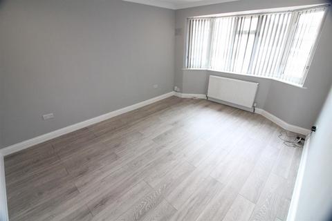 4 bedroom semi-detached bungalow to rent, Camborne Way, Heston