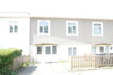 3 bedroom terraced house to rent, Robins Way, Hatfield