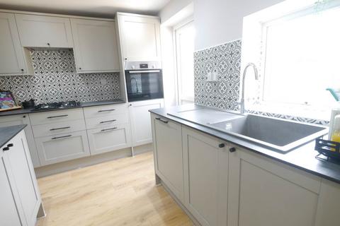 3 bedroom terraced house to rent, Robins Way, Hatfield