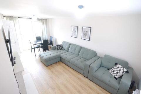 3 bedroom terraced house to rent, Robins Way, Hatfield