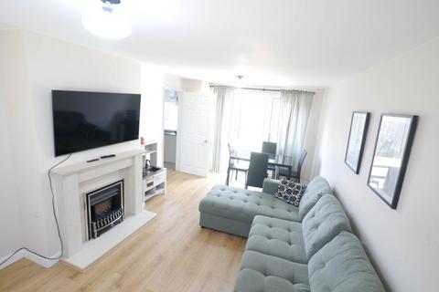 3 bedroom terraced house to rent, Robins Way, Hatfield