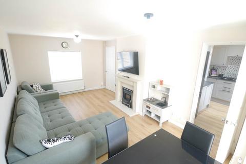 3 bedroom terraced house to rent, Robins Way, Hatfield