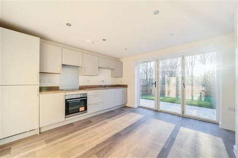 3 bedroom detached house to rent, Lincoln Drive, NG4
