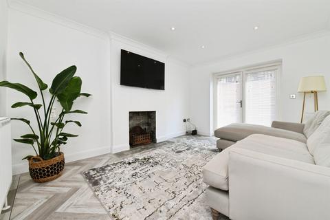 2 bedroom end of terrace house for sale, Attwell Mews, Benfleet