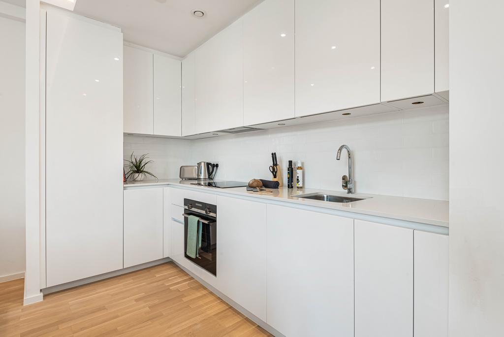 Spacious 1 Bed Apartment | Bills Included at Gravity Co., Reading, 59-74 Queens Road RG1 - View 3