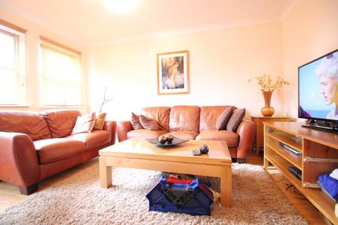 3 bedroom flat to rent, Springwell Road, Heston