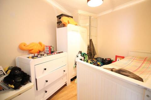 3 bedroom flat to rent, Springwell Road, Heston