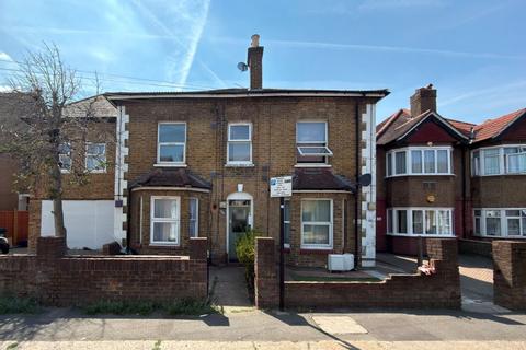 Flat B, 28 Hibernia Road, Hounslow, Middlesex, TW3 3RY