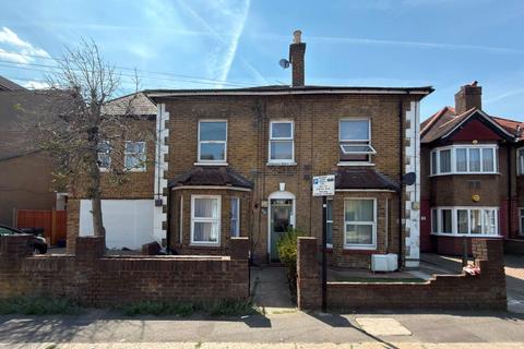 Flat D, 28 Hibernia Road, Hounslow, Middlesex, TW3 3RY