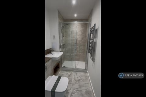3 bedroom flat to rent, Aven Apartments, London, NW9