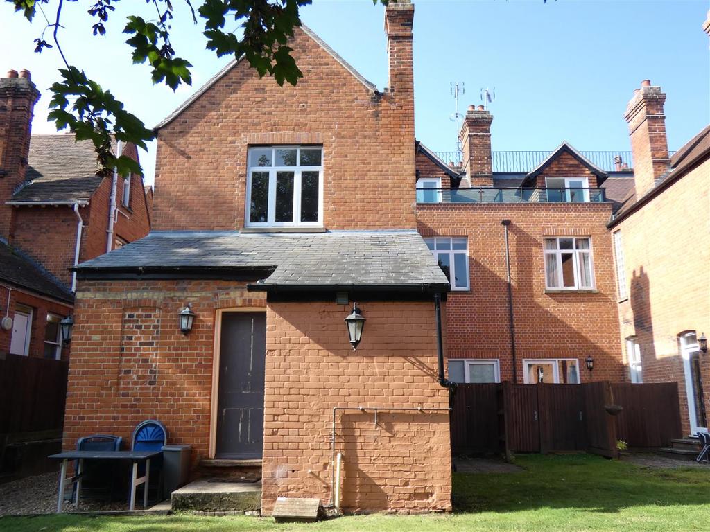 Apartment in Cambridge, Petersfield - View 2