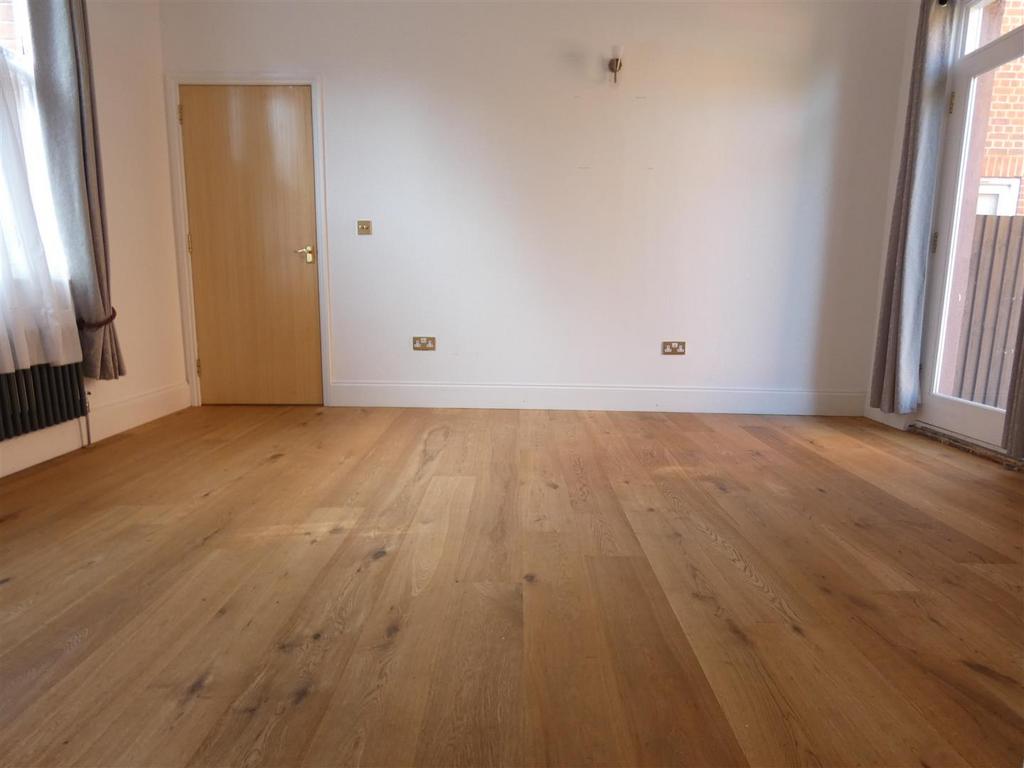 Apartment in Cambridge, Petersfield - View 4