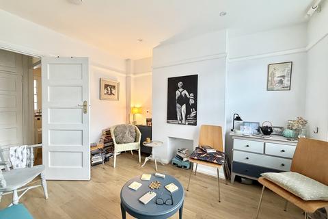 1 bedroom flat to rent, Bishopric Court, Horsham, RH12