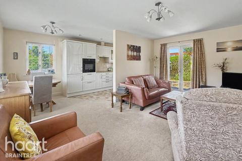 2 bedroom semi-detached bungalow for sale, Meadow Park, Braintree