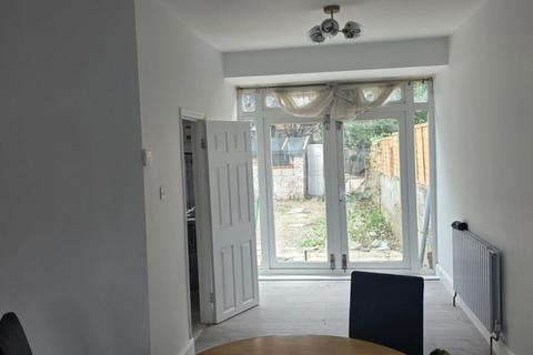 2 bedroom end of terrace house to rent, HAYES, Greater London UB4