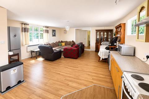 2 bedroom detached bungalow to rent, Stanwell Road, Horton, Slough, SL3