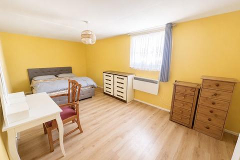 2 bedroom detached bungalow to rent, Stanwell Road, Horton, Slough, SL3