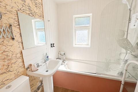 2 bedroom detached bungalow to rent, Stanwell Road, Horton, Slough, SL3