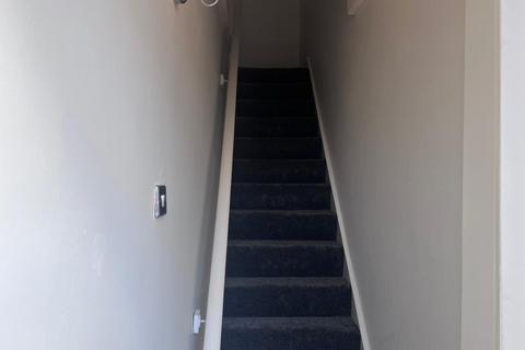 3 bedroom flat to rent, Wellington Road, Gateshead NE11