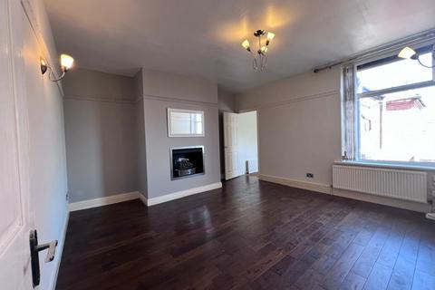3 bedroom flat to rent, Wellington Road, Gateshead NE11