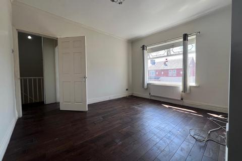 3 bedroom flat to rent, Wellington Road, Gateshead NE11