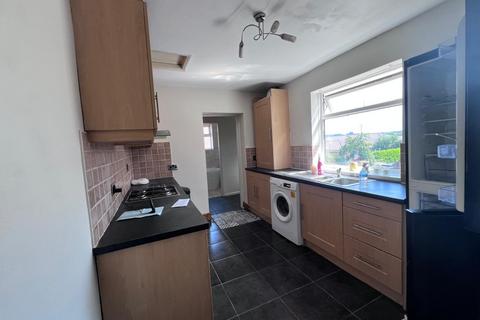 3 bedroom flat to rent, Wellington Road, Gateshead NE11