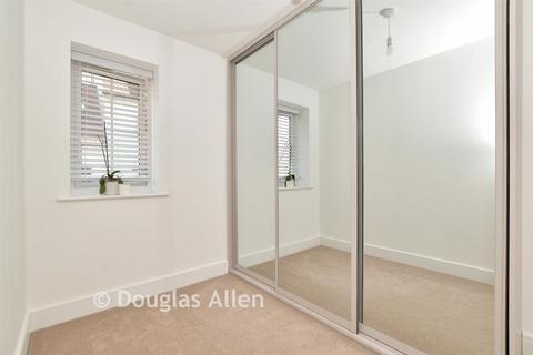 2 bedroom coach house for sale, Flemmings Farm Close, Wickford SS11