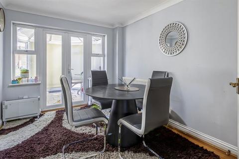 3 bedroom semi-detached house for sale, Barlow Drive, London SE18