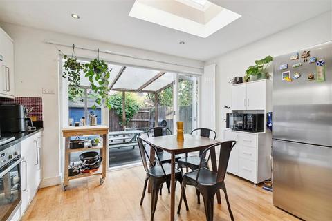 2 bedroom flat for sale, Beechdale Road, London SW2