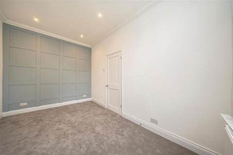 2 bedroom flat for sale, Effingham Road, London SE12