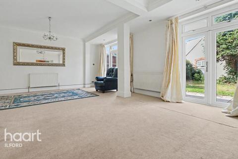 4 bedroom end of terrace house to rent, Cranbrook Rise, Ilford