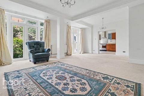 4 bedroom end of terrace house to rent, Cranbrook Rise, Ilford