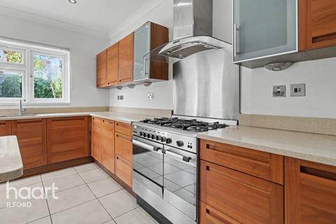 4 bedroom end of terrace house to rent, Cranbrook Rise, Ilford