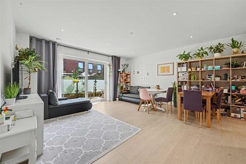 3 bedroom property to rent, Lismore Boulevard, London
