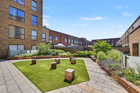 3 bedroom property to rent, Lismore Boulevard, London