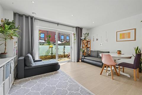 3 bedroom property to rent, Lismore Boulevard, London