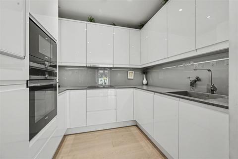 3 bedroom property to rent, Lismore Boulevard, London