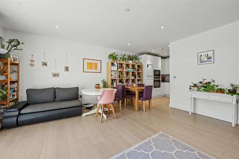 3 bedroom property to rent, Lismore Boulevard, London