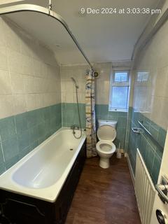 2 bedroom flat to rent, Ilford, Essex, IG1