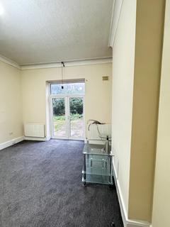 2 bedroom flat to rent, Ilford, Essex, IG1