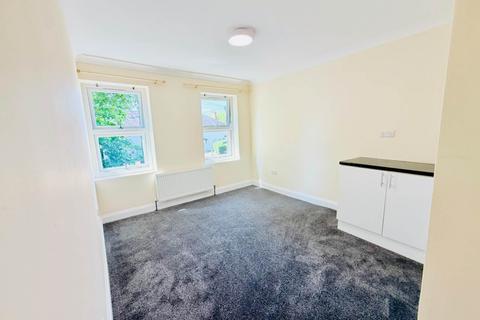 6 bedroom terraced house to rent, Central Avenue,Hayes