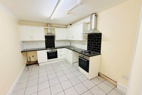 6 bedroom terraced house to rent, Central Avenue,Hayes