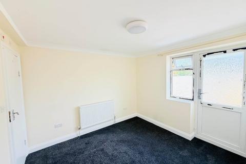 6 bedroom terraced house to rent, Central Avenue,Hayes