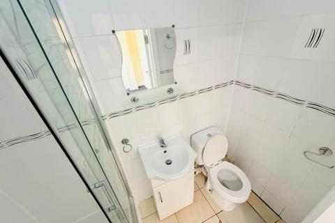 6 bedroom terraced house to rent, Central Avenue,Hayes