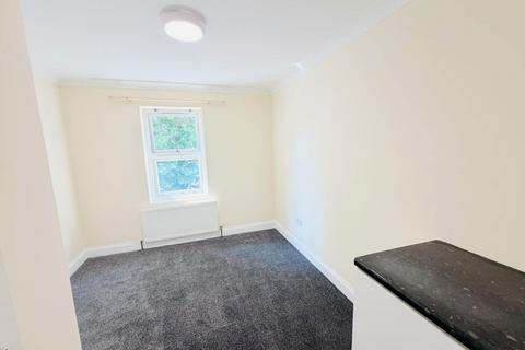 6 bedroom terraced house to rent, Central Avenue,Hayes