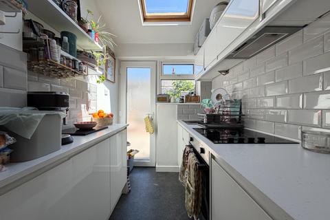 2 bedroom terraced house to rent, Savery Row, Taunton